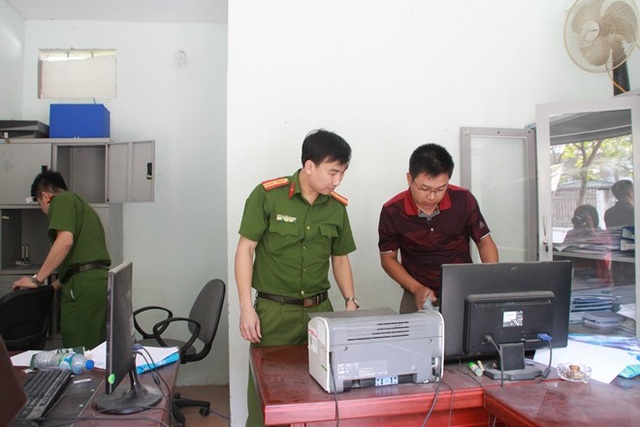 Những chuyện ngoài hồ sơ chuyên án đánh bạc nghìn tỷ xuyên quốc gia - 1 Các điều tra viên khám xét trụ sở Công ty CNC.