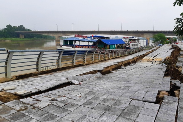 Dự án kè hơn 100 tỷ đồng sạt lở, sụt lún "khủng khiếp" - 4 Tình trạng sụt lún đã xuất hiện lâu nay nhưng chưa được khắc phục.