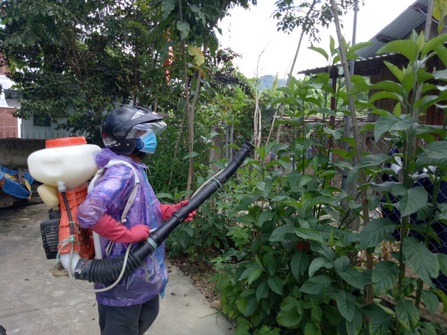 Quảng Nam bùng phát dịch sốt xuất huyết - 1 Phun hóa chất phòng trừ bệnh SXH bùng phát ở huyện Tây Giang, Quảng Nam
