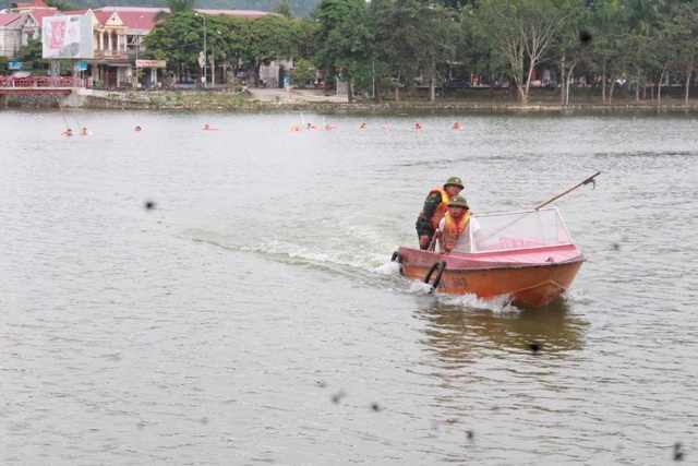 Huy động hàng trăm người nỗ lực tìm kiếm nạn nhân mất tích tại hồ nước - 3 Huy động hàng trăm người nỗ lực tìm kiếm nạn nhân mất tích tại hồ nước - 3