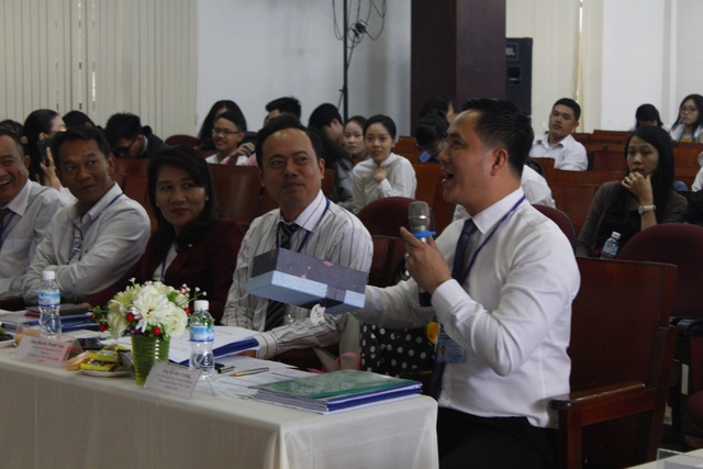 Đại học Mở TPHCM chiến thắng cuộc thi Sinh viên khởi nghiệp phía Nam 2018 - 3 Ban giám khảo đặt câu hỏi và tư vấn cho các nhóm dự án tham gia cuộc thi