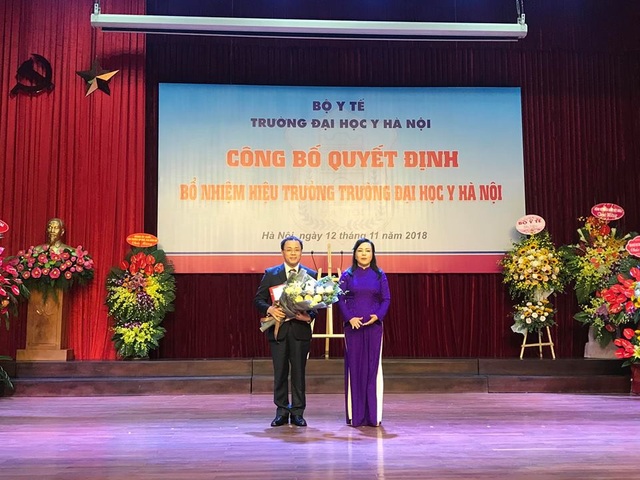 GS.TS Tạ Thành Văn được bổ nhiệm làm Hiệu trưởng trường ĐH Y Hà Nội - 1
Bộ trưởng Bộ Y tế trao quyết định bổ nhiệm Hiệu trưởng trường ĐH Y Hà Nội tới GS.TS Tạ Thành Văn