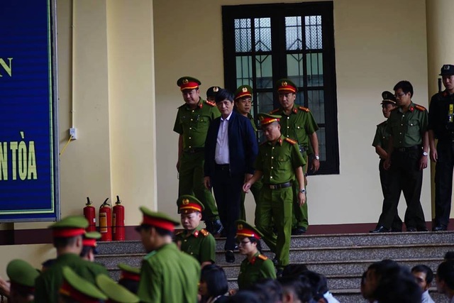 Bị cáo Phan Văn Vĩnh đề nghị không đăng bản án lên cổng thông tin của tòa - 12
Cựu tướng Nguyễn Thanh Hóa (áo khoác xanh tím than)