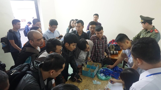 Bị cáo Phan Văn Vĩnh đề nghị không đăng bản án lên cổng thông tin của tòa - 17
Phóng viên đang lấy thẻ tác nghiệp phiên xử
