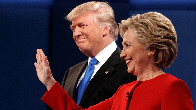 Rộ tin bà Clinton tranh cử tổng thống lần ba năm 2020 - 1
Tổng thống Donald Trump và bà Hillary Clinton trong cuộc tranh luận khi chạy đua vào Nhà Trắng năm 2016. (Ảnh: Reuters)