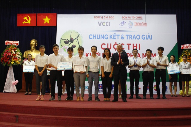 Đại học Mở TPHCM chiến thắng cuộc thi Sinh viên khởi nghiệp phía Nam 2018 - 4
Giải Nhất được trao cho nhóm sinh viên trường ĐH Mở TPHCM với Dự án làm giảm phát khí thải khí nhà kính thông qua hoạt động của những vi sinh vật