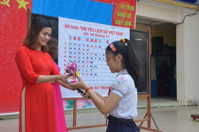 Học sinh hào hứng với mô hình "Em yêu lịch sử Việt Nam" - 3 Học sinh trả lời đúng sẽ được tuyên dương và nhận một phần quà.