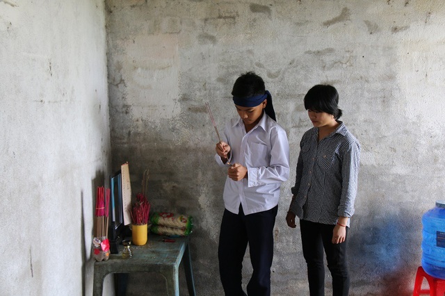 Cậu bé lớp 7 nợ 40 triệu đồng sau khi bố mẹ mất vì ung thư - 2 Mẹ mất vì ung thư, Chi được đưa về nhà sống cùng em