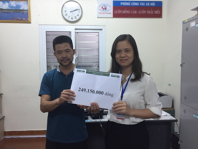 Gần 250 triệu đồng đến với em Mè Thị Oanh bị bệnh tim - 2 Chị Nguyễn Thị Thái - Phó phòng CTXH bệnh viện Tim Hà Nội thay mặt trao quà của bạn đọc báo điện tử Dân trí đến anh Mè Văn Thương.