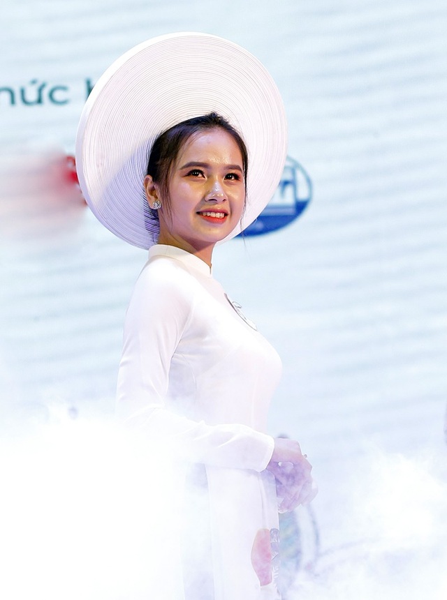 Nữ sinh Học viện Cảnh sát, Sư phạm đăng quang Imiss Thăng Long 2018 - 8
Trần Thị Lan Anh - nữ sinh giành giải Nhì hạng mục Chụp ảnh thướt tha khi trình diễn áo dài