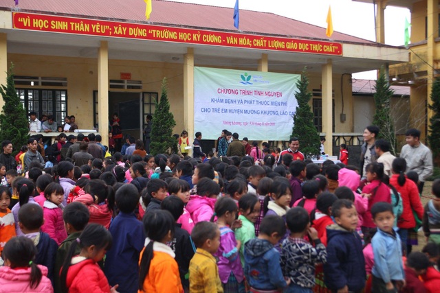 Bác sĩ tuyến trung ương thay phiên “cắm chốt” tại bản - 5
Ngay từ sáng sớm, hàng trăm học sinh đã tập trung ở sân trường để được khám bệnh.