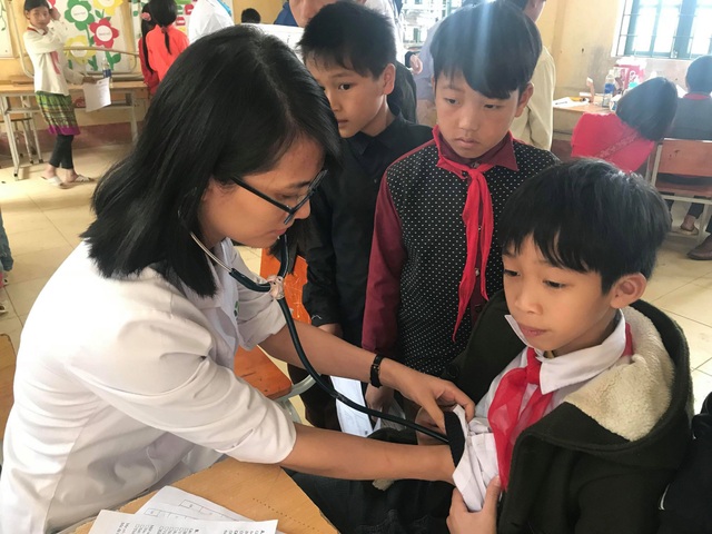 Bác sĩ tuyến trung ương thay phiên “cắm chốt” tại bản - 8 Bác sĩ tuyến trung ương thay phiên “cắm chốt” tại bản - 8