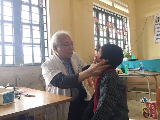 Bác sĩ tuyến trung ương thay phiên “cắm chốt” tại bản - 1 GS.TS Lê Thanh Hải khám bệnh cho học sinh trường THCS xã La Pan Tẩn.