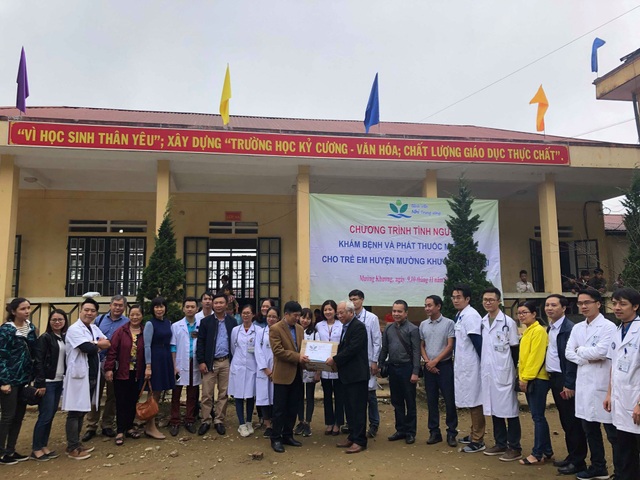 Bác sĩ tuyến trung ương thay phiên “cắm chốt” tại bản - 9
GS.TS Lê Thanh Hải trao quà của BV đến trường THCS La Pan Tẩn.