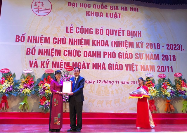 ĐH QGHN bổ nhiệm PGS.TS Nguyễn Thị Quế Anh giữ chức Chủ nhiệm Khoa Luật - 1
GS.TS Nguyễn Hữu Đức, Phó Giám đốc ĐH Quốc gia Hà Nội trao Quyết định bổ nhiệm Chủ nhiệm Khoa Luật nhiệm kỳ 2018 - 2023 tới PGS.TS Nguyễn Thị Quế Anh