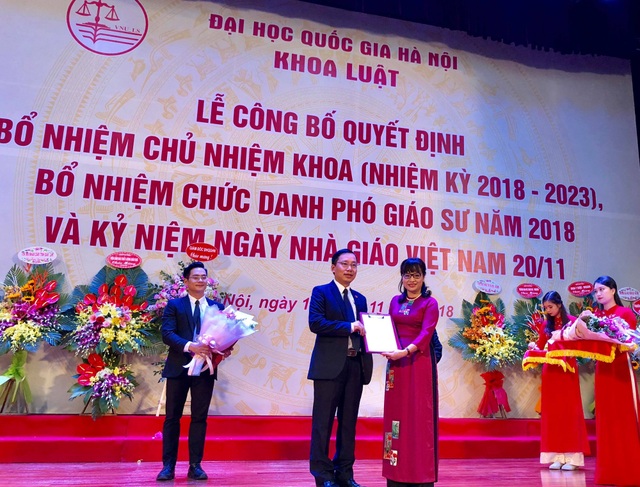 ĐH QGHN bổ nhiệm PGS.TS Nguyễn Thị Quế Anh giữ chức Chủ nhiệm Khoa Luật - 2
Các tân Phó giáo sư khoa Luật nhận Quyết định bổ nhiệm