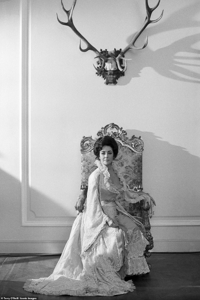 Khoảnh tự nhiên và “thần thái” của ngôi sao qua ống kính nhiếp ảnh - 12
Minh tinh Elizabeth Taylor trên phim trường “A Little Night Music” hồi năm 1977.