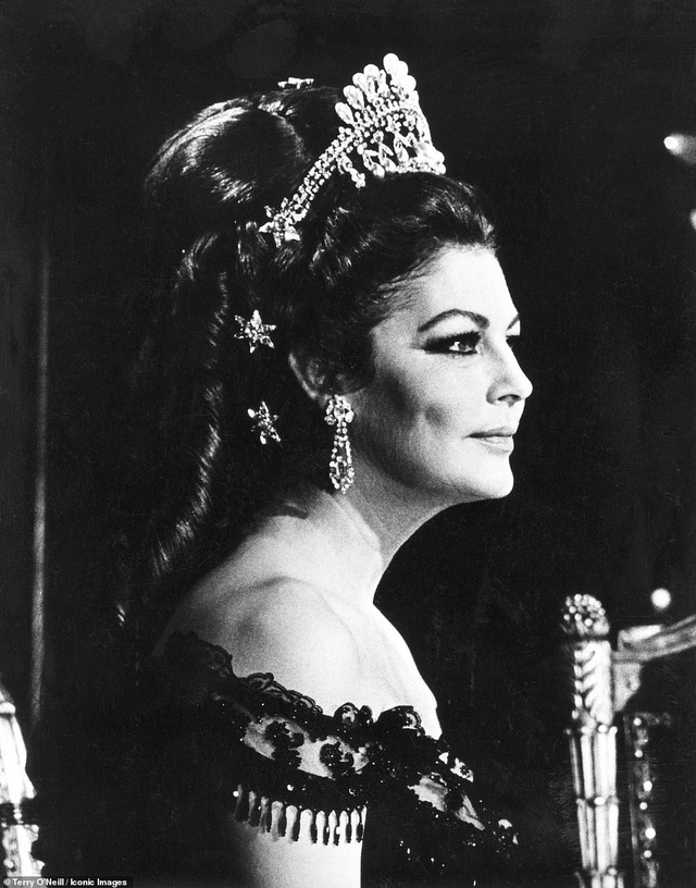 Khoảnh tự nhiên và “thần thái” của ngôi sao qua ống kính nhiếp ảnh - 7
Nữ diễn viên Ava Gardner hồi năm 1968. Ava rất quý mến nhiếp ảnh gia Terry, bà đã từng giúp nhiếp ảnh gia gặp được người chồng cũ của mình - nam ca sĩ Frank Sinatra bằng cách đích thân viết một lá thư giới thiệu giúp ông.