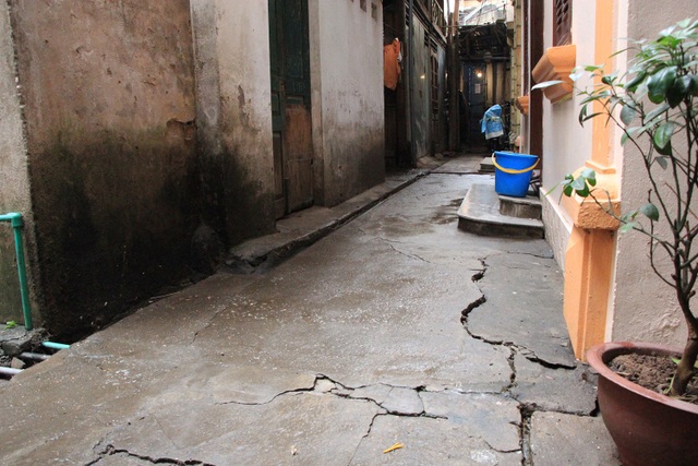 Cận cảnh 2 khu đất vàng Hà Nội đang “đòi” tỉnh Điện Biên và Bộ Tài chính - 10
Phía bên ngoài nứt nẻ, nhếch nhác.