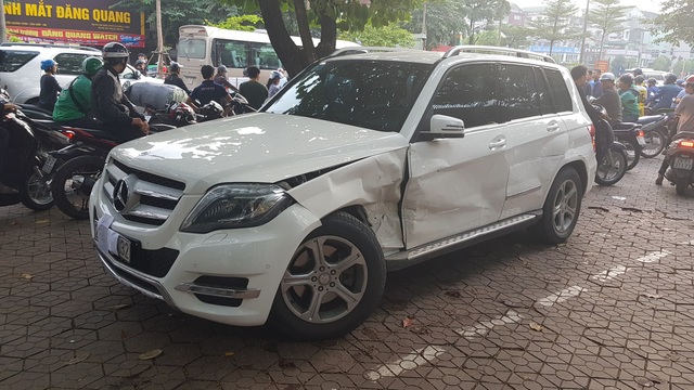 Hà Nội: Kinh hoàng xế hộp Audi Q5 tông biến dạng Mercedes và 2 xe máy trên phố - 2 Chiếc ô tô Mercedes bị tông biến dạng sau vụ va chạm (Ảnh: Hoàng Phúc)