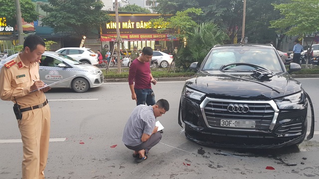 Hà Nội: Kinh hoàng xế hộp Audi Q5 tông biến dạng Mercedes và 2 xe máy trên phố - 1 Chiếc xe ô tô Audi Q5 sau khi tông trúng 1 xe máy rồi lao sang làn đường đối diện (Ảnh: Hoàng Phúc).