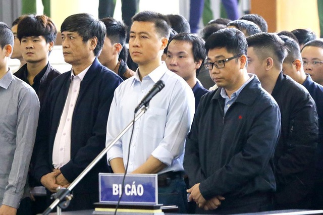 Bị cáo Phan Văn Vĩnh đề nghị không đăng bản án lên cổng thông tin của tòa - 7
Bị cáo Phan Sào Nam (áo sơ mi trắng)