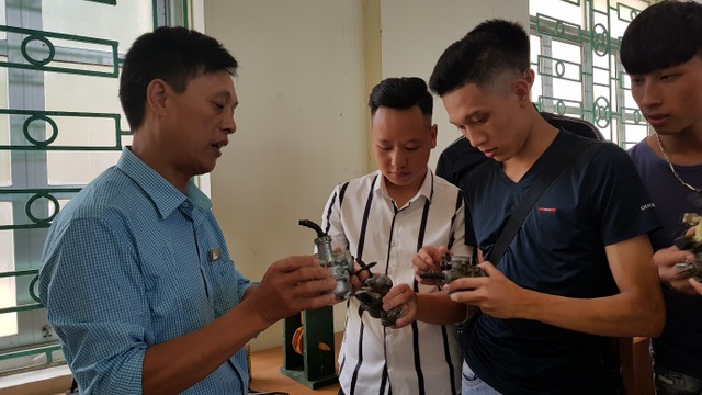 Trung tâm học tập cộng đồng: Nhiều “nút thắt” cần được tháo gỡ - 2
Lớp học sửa chữa cơ khí, điện máy cho thanh niên.