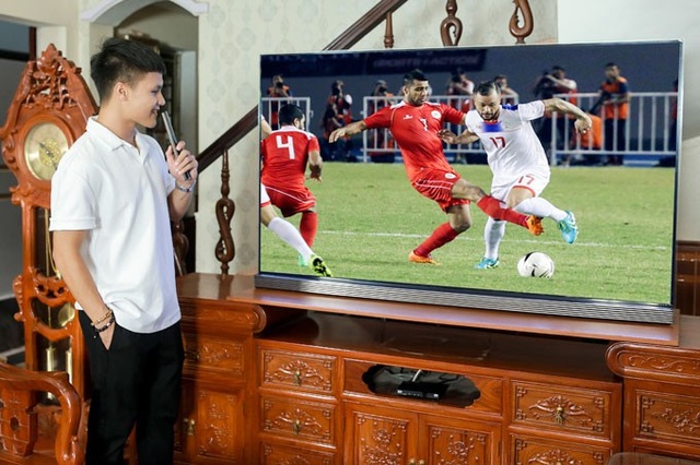 Khám phá chiếc TV OLED siêu mỏng của cầu thủ Quang Hải - 2 TV LG OLED nhận được nhiều giải thưởng uy tín ở Mỹ và châu Âu.