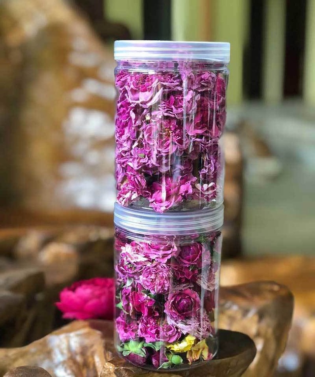 Trà hoa hồng nguyên bông 10 triệu đồng/kg, ông chủ cũng không dám uống nhiều - 5
Sản phẩm trà hoa hồng nguyên bông của chị làm ra không kịp bán