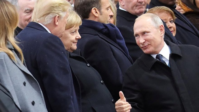 Kiểu chào riêng của ông Putin dành cho ông Trump khi ở Paris - 1
Tổng thống Putin bắt tay và giơ ngón cái để chào Tổng thống Trump. (Ảnh: Euronew)