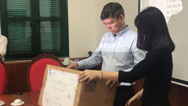 Mở thầu tài chính sữa học đường Hà Nội: Hai "ông lớn" chào giá ngàn tỉ đồng - 2
Đại diện công ty cổ phần thực phẩm sữa TH kiểm tra thùng niêm phong