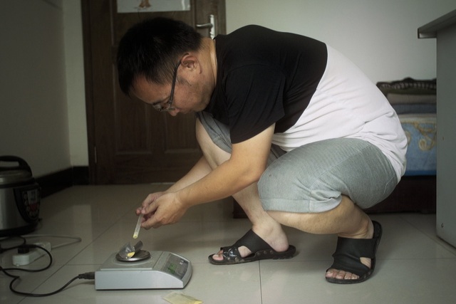 Bi kịch của những người nghèo Trung Quốc tự điều chế thuốc ung thư - 1 Ông Zhang Zhejun điều chế thuốc trị ung thư (Ảnh: New York Times)