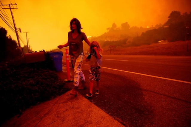 Tìm thấy 44 thi thể trong vụ cháy rừng chết chóc nhất lịch sử bang California - 5 Tại Nam California, 13 triệu người đang đối mặt với những mối đe dọa từ thảm họa tự nhiên. Các thành phố như Los Angeles, Long Beach, Santa Ana, Anaheim và Glendale đều đang trong vòng nguy hiểm. Chỉ trong 4 ngày, lửa đã thiêu rụi diện tích tương đương hơn 80.200 héc-ta tại California, lớn hơn tổng diện tích 5 quận của thành phố New York.
