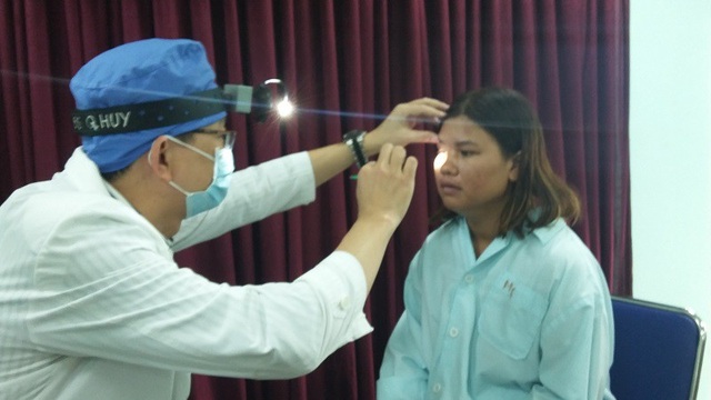Đang đứng trong nhà bị đạn bắn xuyên hốc mắt - 1 Nữ bệnh nhân bị đạn bắn vào hốc mắt nhưng may mắn không mất thị lực