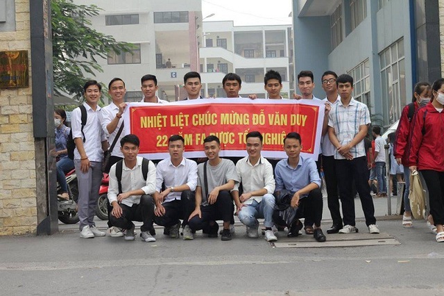 Nam sinh ĐH Luật được bạn bè mang băng rôn mừng “22 năm FA được tốt nghiệp” - 2 Nam sinh ĐH Luật được bạn bè mang băng rôn mừng “22 năm FA được tốt nghiệp” - 2