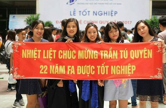 Nam sinh ĐH Luật được bạn bè mang băng rôn mừng “22 năm FA được tốt nghiệp” - 3 Cô bạn Trần Tú Quyên và tấm băng rôn hài hước