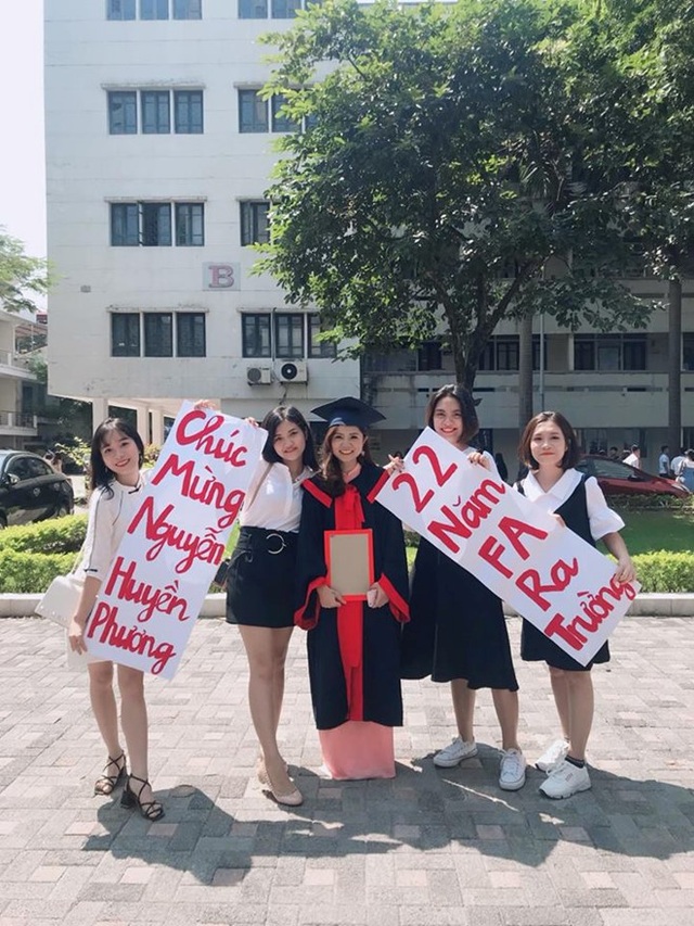 Nam sinh ĐH Luật được bạn bè mang băng rôn mừng “22 năm FA được tốt nghiệp” - 5 Nam sinh ĐH Luật được bạn bè mang băng rôn mừng “22 năm FA được tốt nghiệp” - 5