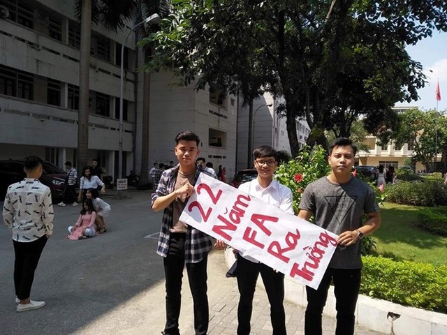 Nam sinh ĐH Luật được bạn bè mang băng rôn mừng “22 năm FA được tốt nghiệp” - 4 Ý tưởng độc đáo này được khá nhiều người áp dụng, thậm chí viết bằng tay