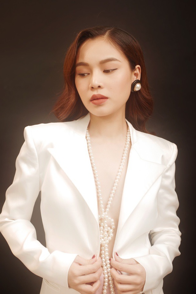Giang Hồng Ngọc tiết lộ từng phải mổ thanh quản, bán nhà lấy tiền thu âm - 2 Cô từng phải phẫu thuật thanh quản và lo sợ sẽ không thể tiếp tục đứng trên sân khấu.