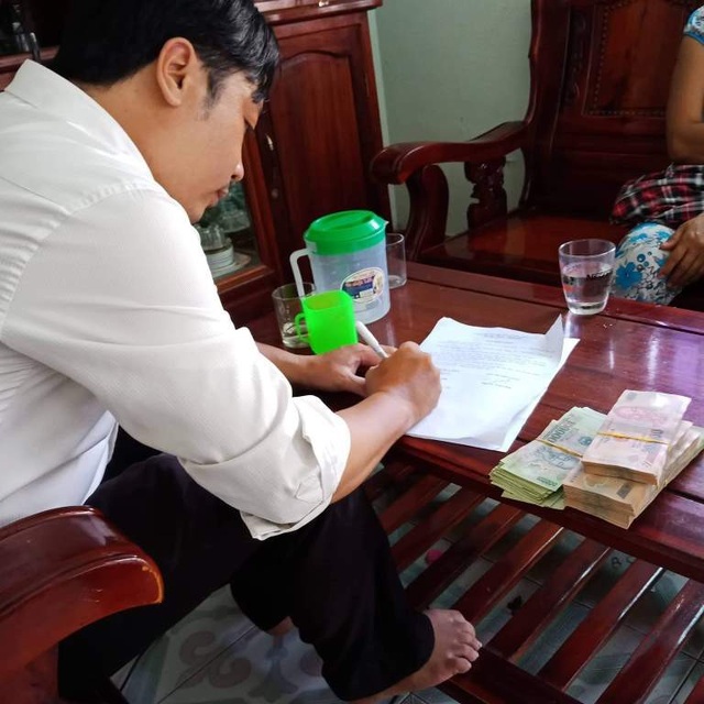 Hiệu trưởng mượn giáo viên gần tỷ đồng có vay “tín dụng đen” và nghi lấy tiền chạy việc - 2 Ông Hợp ký giấy và nhận tiền từ người dân H.T ngày 6/6/2018 (ảnh: người dân cung cấp)
