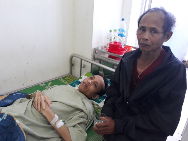 Bị hoại tử, chàng trai nghèo đau đớn với đôi chân bong tróc từng mảng da thịt - 4 Gia đình Hồ Văn Niên là người dân tộc Cor, điều kiện kinh tế đặc biệt khó khăn.