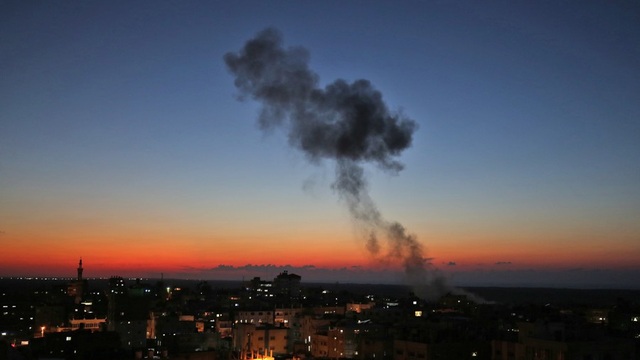 Israel đáp trả sau khi hứng “mưa” tên lửa từ Gaza - 1
Khói bốc lên từ Dải Gaza sau các cuộc không kích đáp trả của Israel. (Ảnh: AFP)
