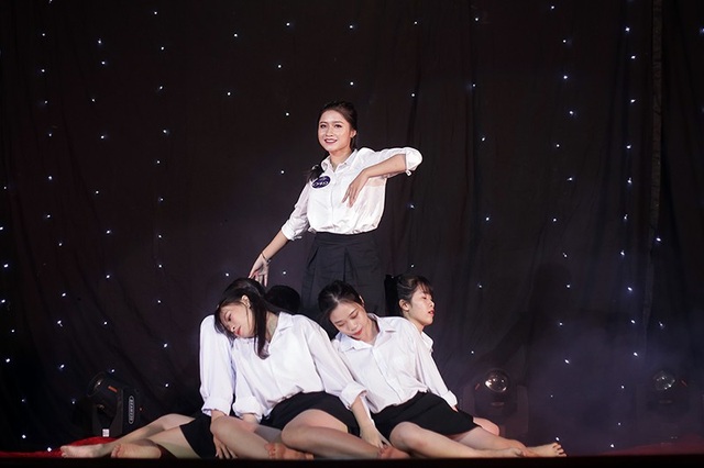 Trả lời "3 chữ N" gây tranh cãi về phụ nữ, nữ sinh năm nhất giành ngôi Hoa khôi ĐH Luật - 9
Hoa khôi tài năng Hà Thảo Anh trình diễn lại điệu nhảy sôi động đã gây ấn tượng trong đêm bán kết