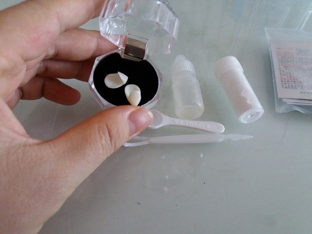Mua răng... trên mạng, trào lưu làm đẹp nguy hiểm của giới trẻ - 1 Bộ răng khểnh giả và keo gắn răng mua qua mạng