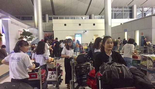 Lương 30 triệu đồng/tháng vẫn "đỏ" mắt tìm không ra người - 1
Thực tập sinh Việt Nam làm thủ tục lên máy bay để sang Nhật làm việc trong các siêu thị. Ảnh: P.ĐIỀN