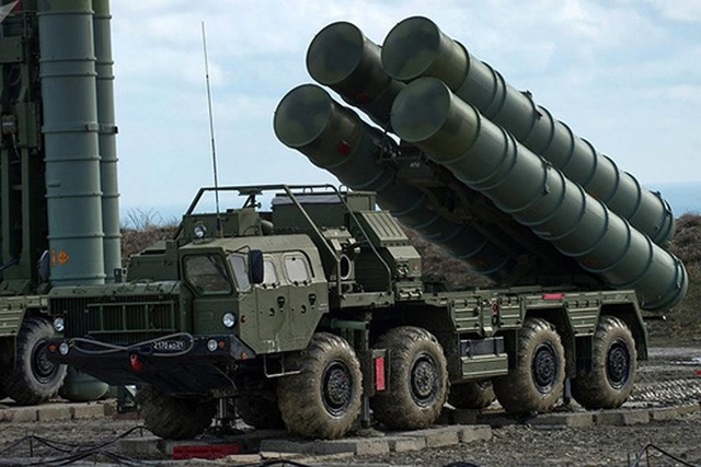 Nhu cầu vũ khí Nga ở Trung Đông tăng vọt sau chiến dịch quân sự ở Syria - 1
Tổ hợp tên lửa phòng không tầm xa S-400 của Nga