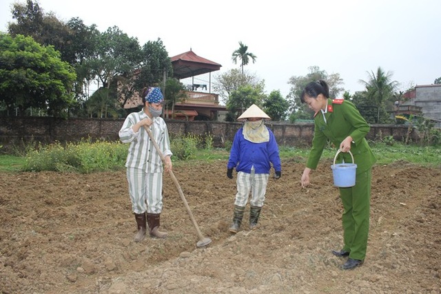 Nữ quản giáo ở khu biệt giam - 2 Thiếu úy Bàn Thị Huệ hướng dẫn phạm nhân lao động.