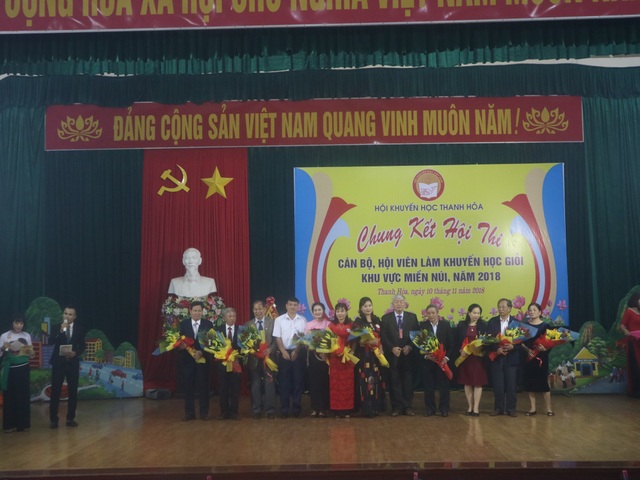 Thanh Hóa: Hội thi cán bộ, hội viên làm Khuyến học giỏi khu vực miền núi 2018 - 1
Các cán bộ khuyến học đạt thành tích cao tại hội thi