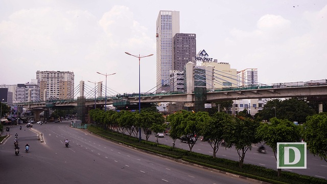 Hình hài tuyến metro đầu tiên của TPHCM sau 6 năm thi công - 10 Cầu Điện Biên Phủ là điểm nhấn trên tuyến metro số 1 với kết cấu dây văng. Từ đây, tuyến metro “thoát khỏi” trục đường xa lộ Hà Nội và hướng về trung tâm thành phố