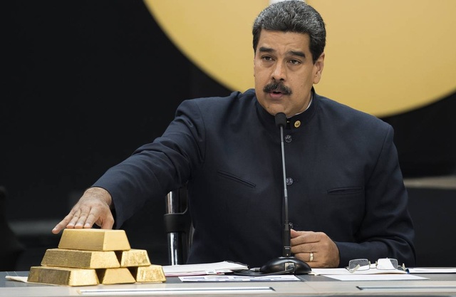 Tranh cãi việc Anh từ chối trả 14 tấn vàng cho Venezuela giữa lúc khủng hoảng - 1
Tổng thống Venezuela Nicolas Maduro cầm trên tay những thỏi vàng. (Ảnh: Reuters)
